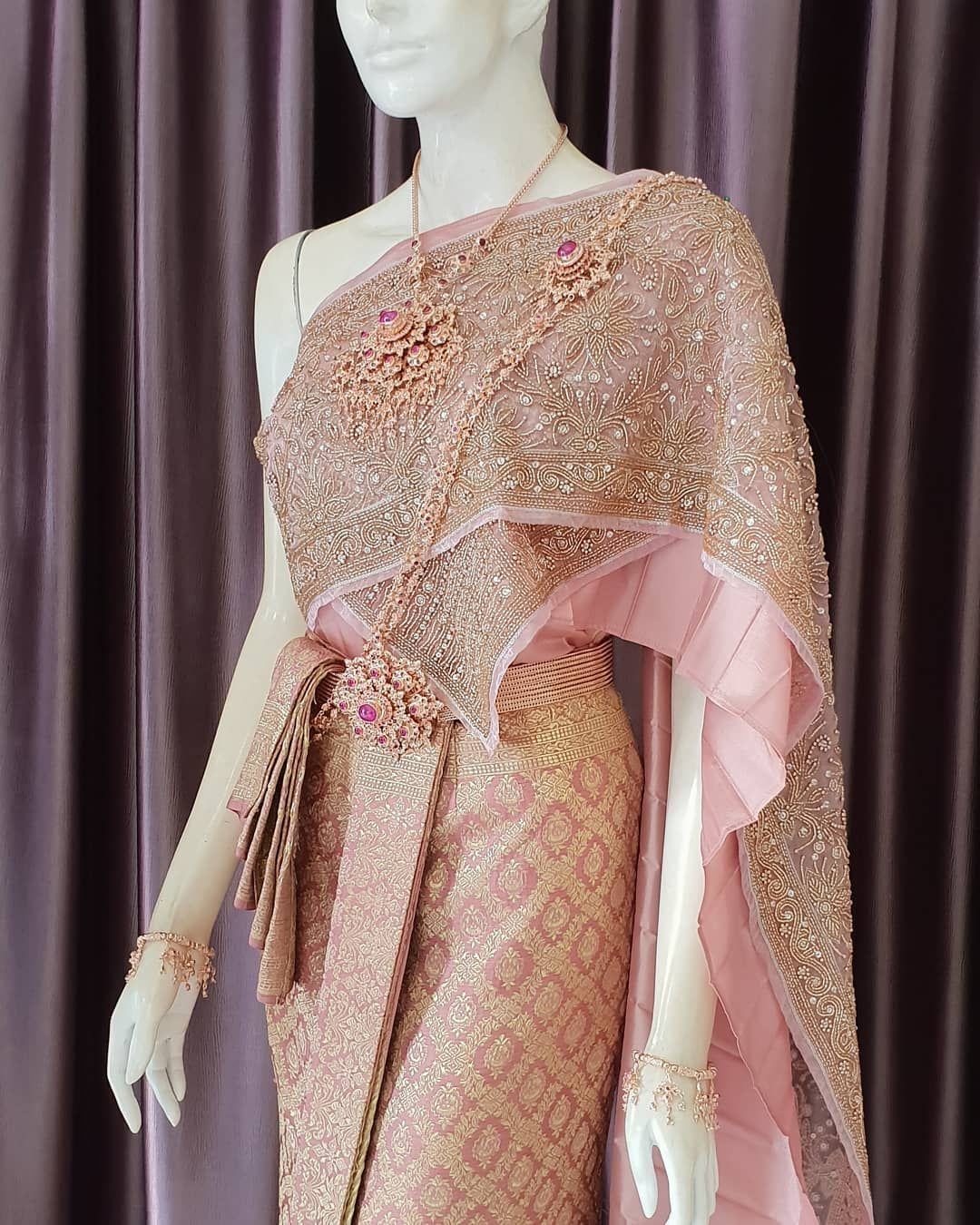 ชุดไทยสตรีสุดสง่างามพร้อมลายดาวแดง